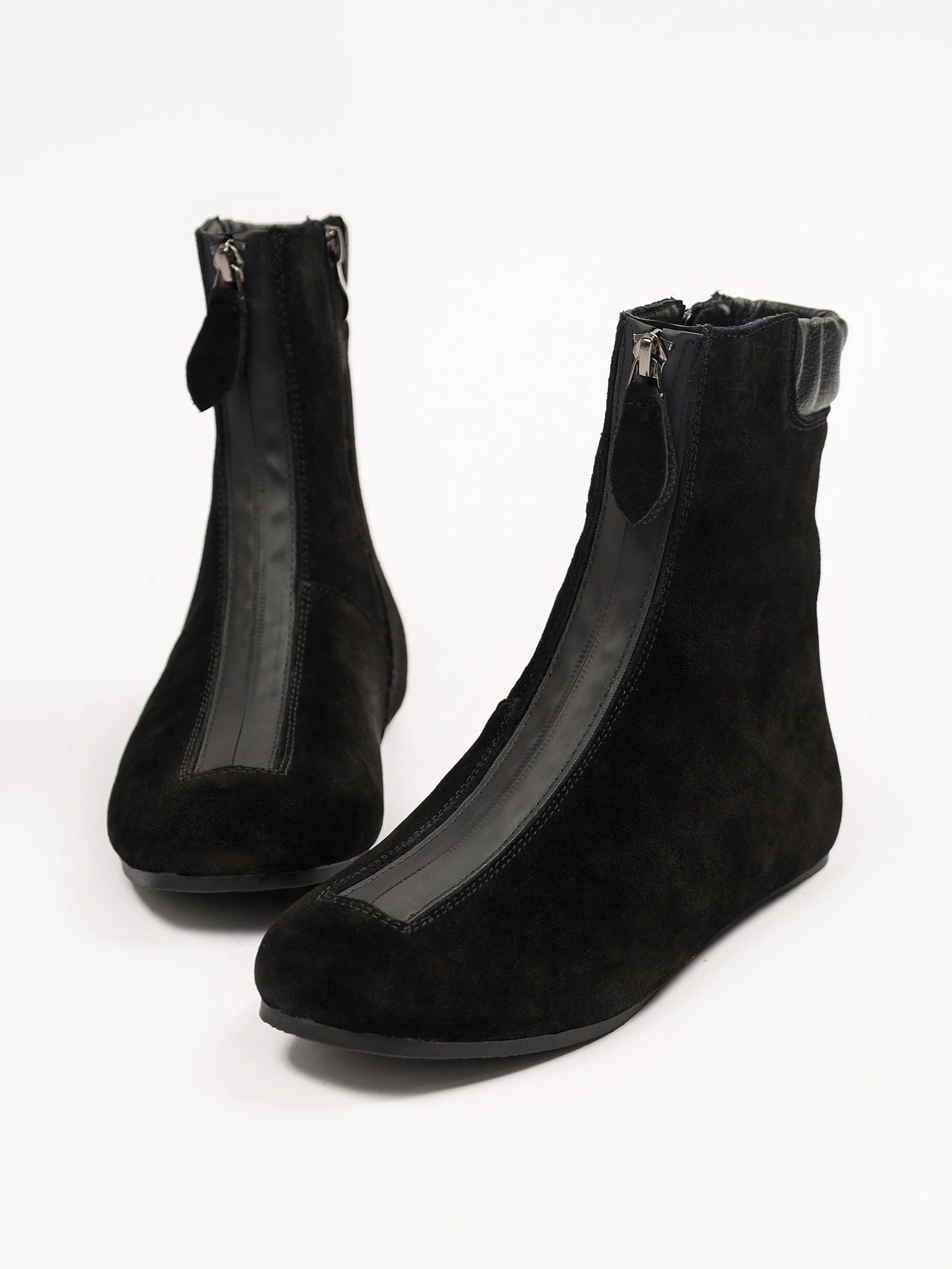 Ботинки черного цвета с декоративным замком спереди из натуральной замши